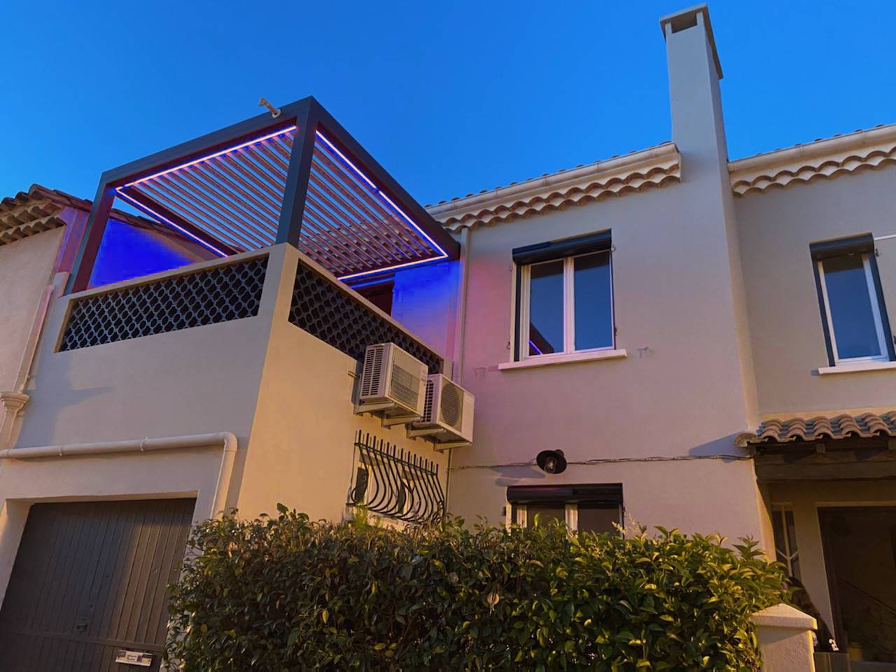 led pergola bleu